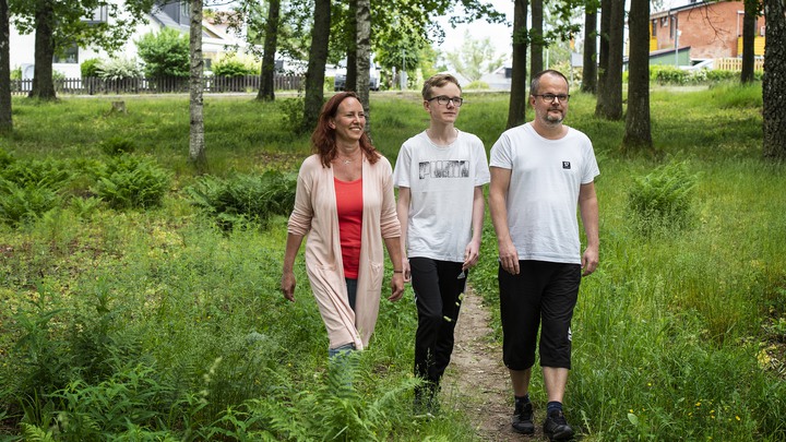 Pappa Patrik, Kevin 17 &aring;r och mamma &Aring;sa,  Barncancerfonden. Foto Anna H&aring;llams