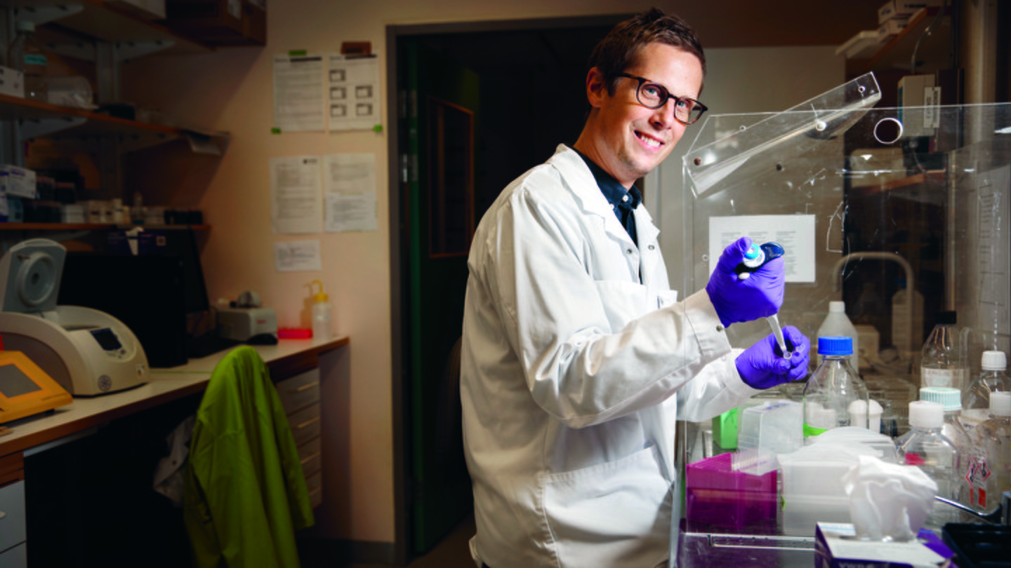 Bild p&aring; Kristian Pietras vid hans labbkontor p&aring; Medicon Village i Lund.Lunds universitet, institutionen f&ouml;r Laboratoriemedicin.Studier av blodk&auml;rlens roll f&ouml;r utveckling och prognos av hj&auml;rntum&ouml;rer hos barn. En studie av pediatriska hj&auml;rntum&ouml;rer som kommunicerande organ. CNS-tum&ouml;rer.Bilder till Barn & Cancer p&aring; uppdrag av OTW Bild p&aring; Kristian Pietras vid hans labbkontor p&aring; Medicon Village i Lund. Bild p&aring; Kristian Pietras vid hans labbkontor p&aring; Medicon Village i Lund.Lunds universitet, institutionen f&ouml;r Laboratoriemedicin.Studier av blodk&auml;rlens roll f&ouml;r utveckling och prognos av hj&auml;rntum&ouml;rer hos barn. En studie av pediatriska hj&auml;rntum&ouml;rer som kommunicerande organ. CNS-tum&ouml;rer.Bilder till Barn & Cancer p&aring; uppdrag av OTW