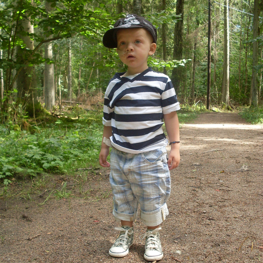 Noel st&aring;r p&aring; en stig i skogen.