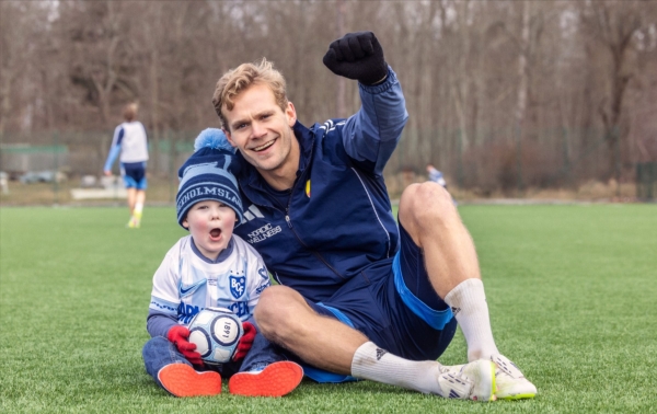 Hampus och Frans på fotbollsplanen