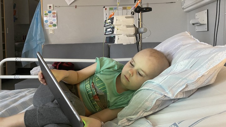 Karl ligger i en sjukhuss&auml;ng och kollar p&aring; ipad.