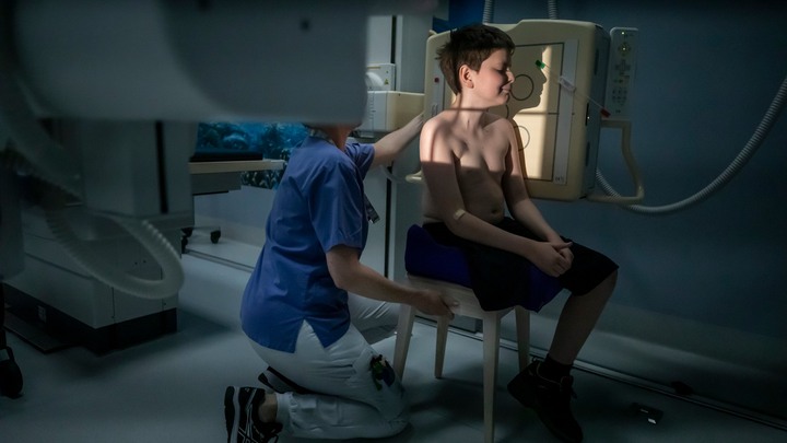 Oscars kamp mot skelettcancer, Osteosarkom, mamma Anna Eklund Tarantino, bilder av Paul Hansen f&ouml;r DN, PUBLICERAD 2020-02-20.