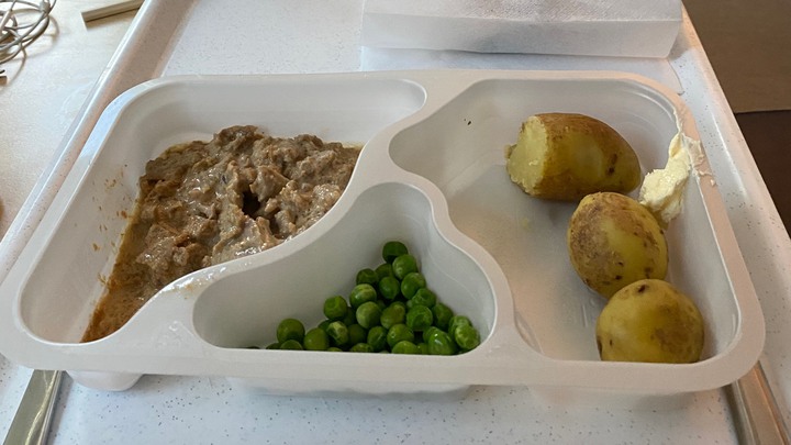 Plastl&aring;da med k&ouml;tt med bruns&aring;s, potatis och &auml;rter.