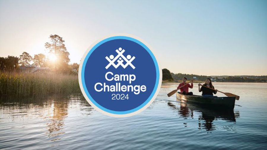 Sjö med solnedgång och par i kanot. Camp Challenge-logga mitt i bild
