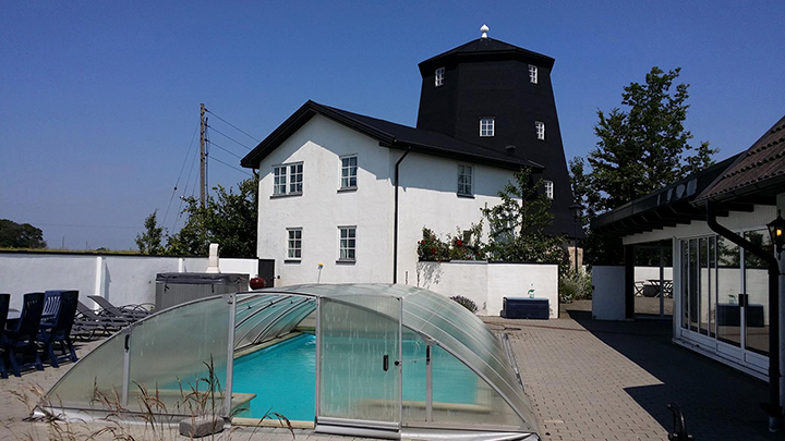 Bild p&aring; M&ouml;lleg&aring;rden och poolen
